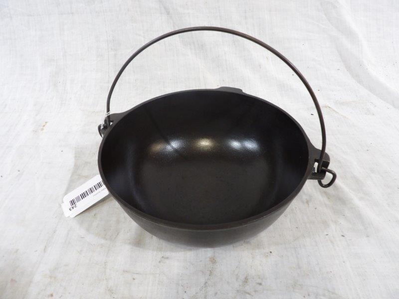 Griswold Erie # 780 cast iron bowl: With slant logo. In great condition! Seasoned and ready to use. 9 inch diameter.