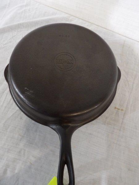 Griswold Erie cast iron chicken fryer (1 of 4)