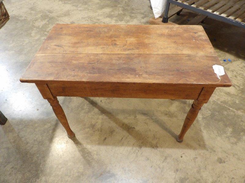 Early American turned leg table (1 of 4)