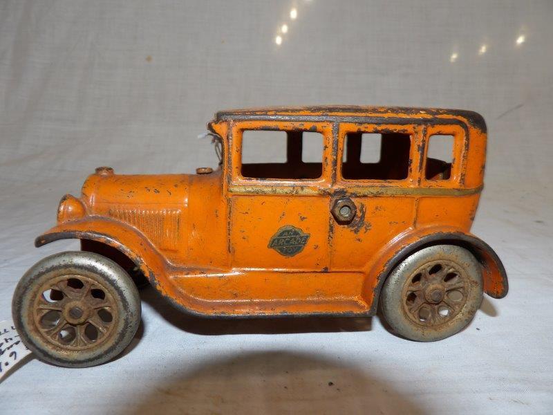 Arcade cast iron 1923 Ford sedan (1 of 6)