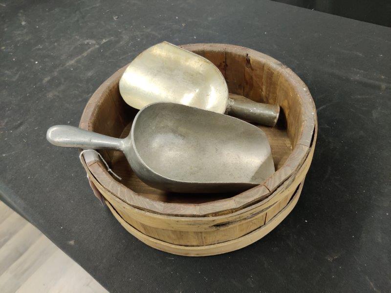 Wooden grain measure & 2 Country Store scoops: .