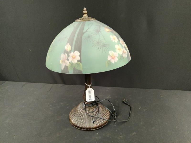 Tiffany style table lamp (1 of 3)