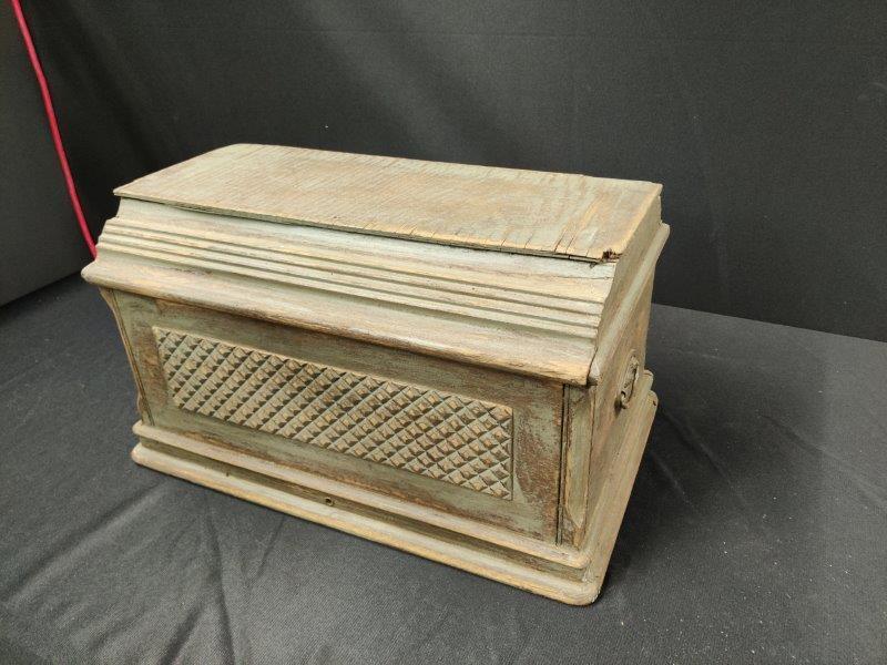 Small carved trunk (1 of 6)