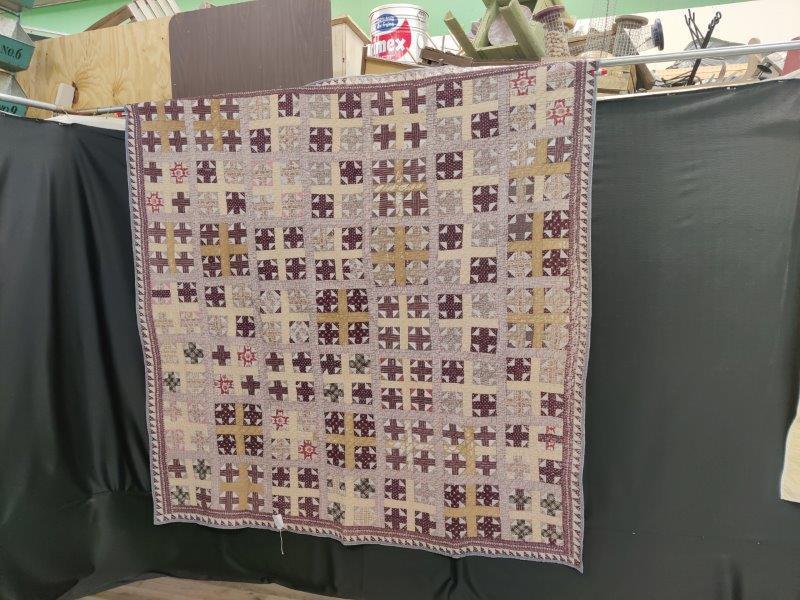 Early vintage hand-stitched quilt (1 of 5)