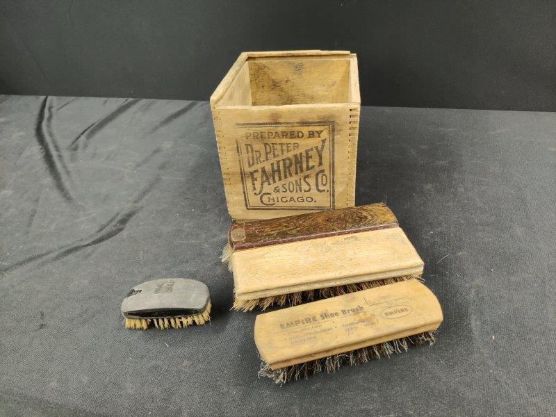 Dr. Peter dovetailed box and 3 brushes (1 of 3)