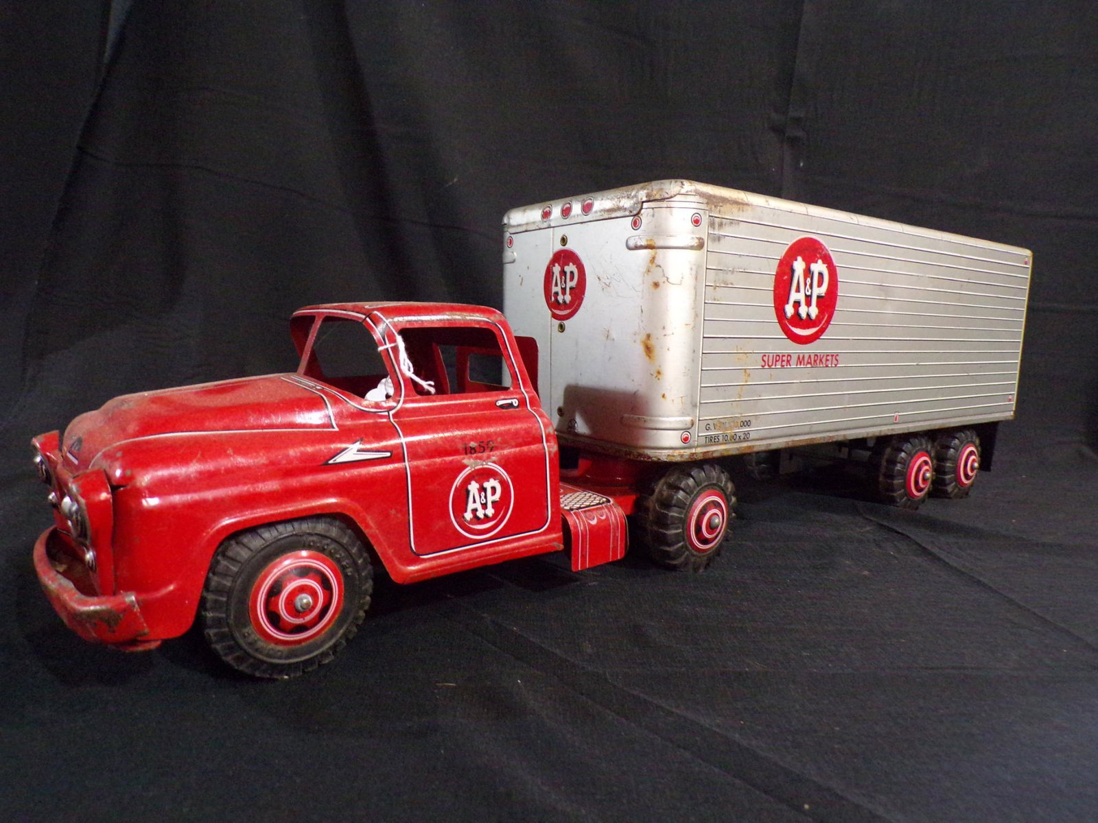 Marx A&P Super Markets tractor-trailer: Has minor wear but overall is in good condition.