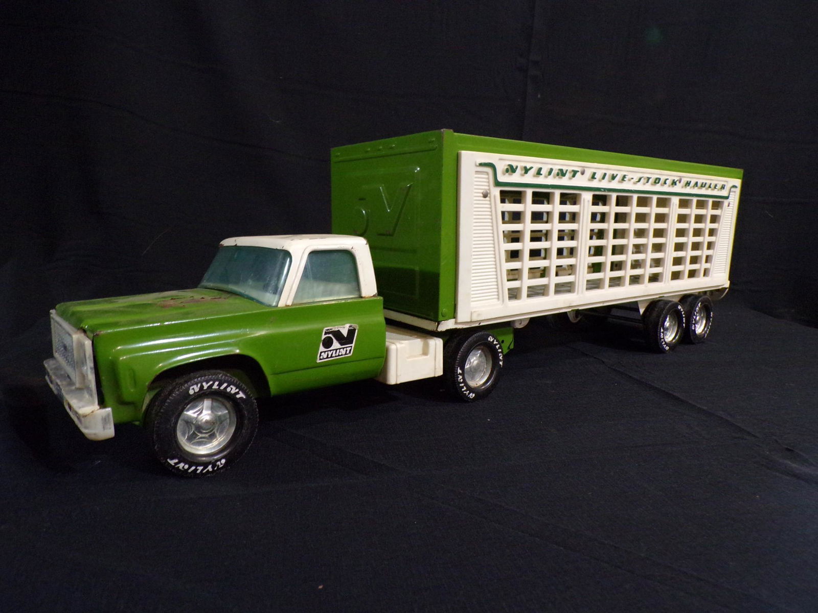 Nylint livestock hauler (1 of 9)