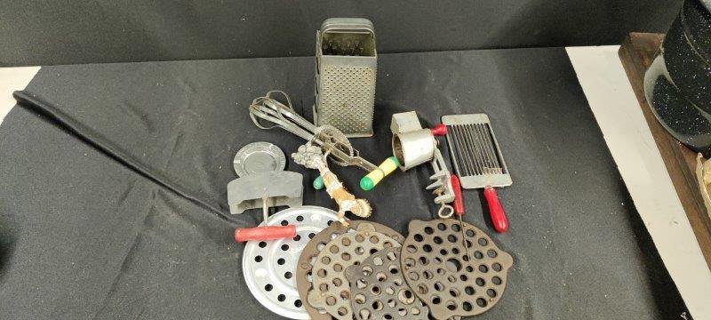 Kitchen Ware Utensil Lot inc. Griswold Trivet (1 of 5)