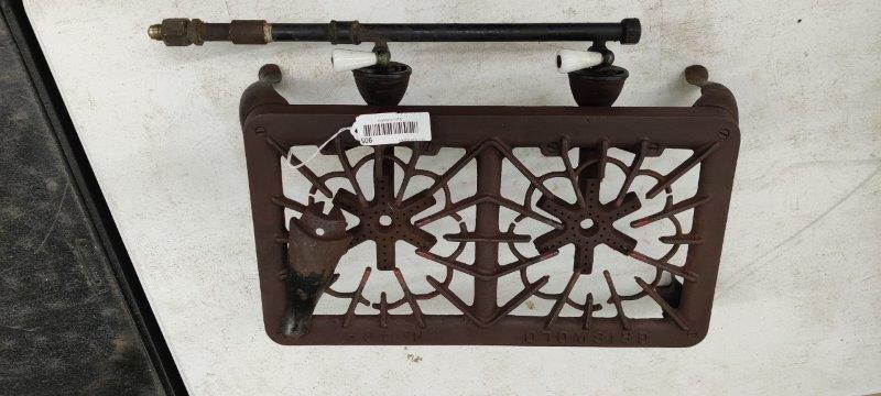 Griswold No. 402 Hot Plate: One leg appears to be missing a screw