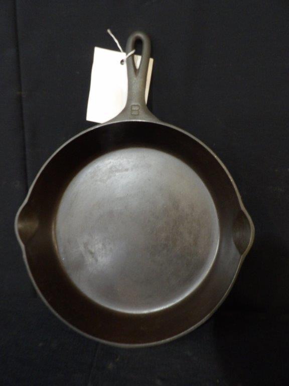 Griswold No.8 cast iron skillet (1 of 3)