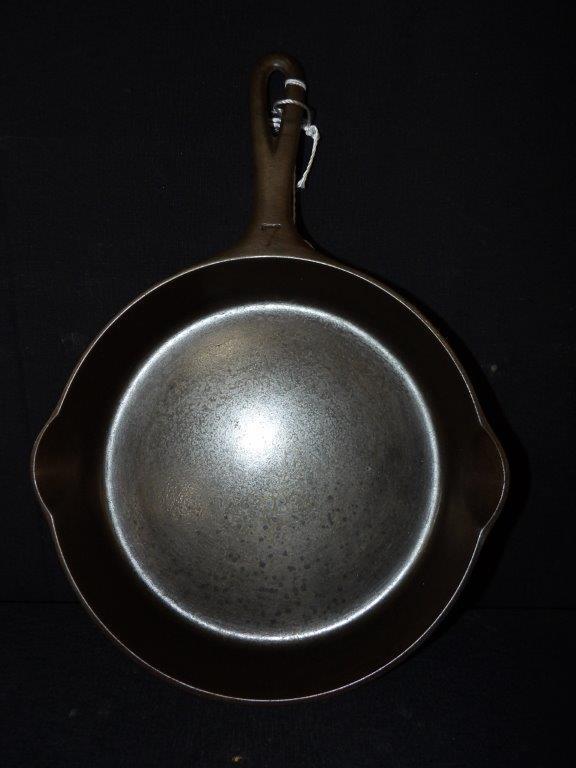 Griswold Victor Erie PA #7 cast iron skillet (1 of 5)