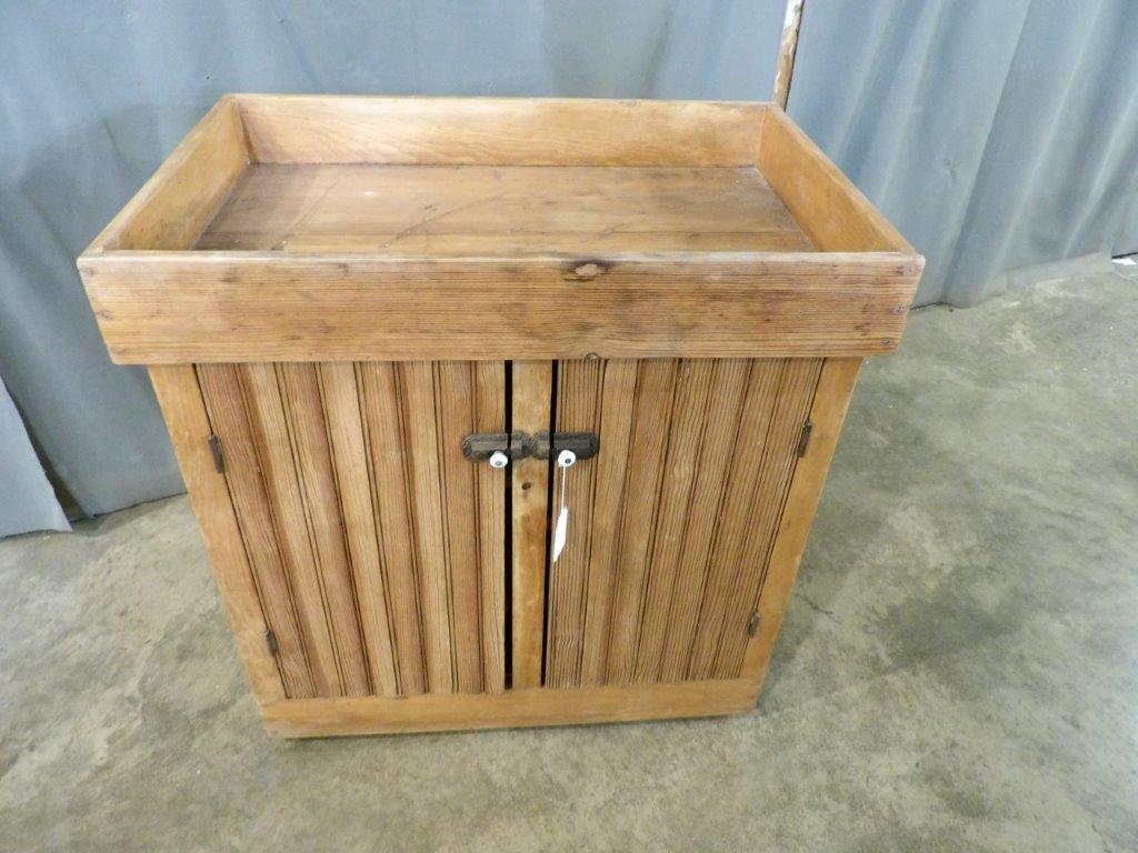 Nice small primitive dry sink with beadboard doors (1 of 6)