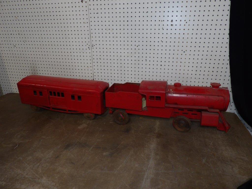 Great early sit and ride locomotive and car (1 of 4)