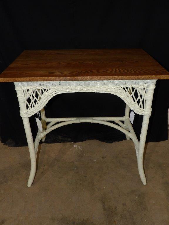 Wicker ladies desk (1 of 3)