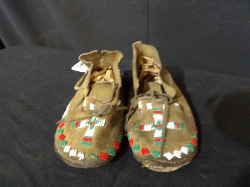 CHILDS NATIVE AMERICAN MOCCASINS (1 of 7)