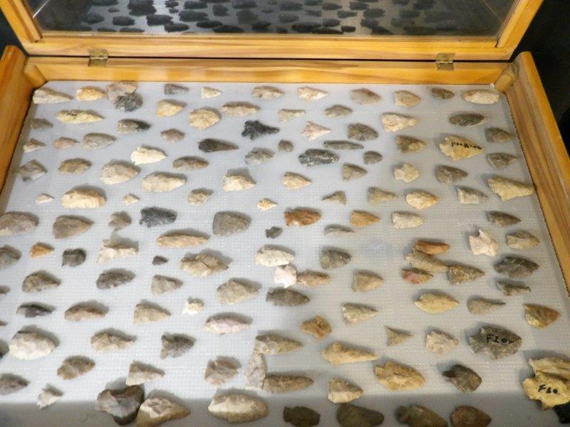 LARGE LOT OF ARROWHEADS (1 of 5)