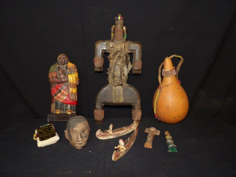 NATIVE AMERICAN CARVED DOLL AND OTHER ITEMS: WOOD CARVED DOLL SAID TO BE A "FERTILITY" DOLL. OTHER ITEMS IN THIS LOT INCLUDE NATIVE AMERICAN SOUVENIRS AND DISPLAY PIECES.