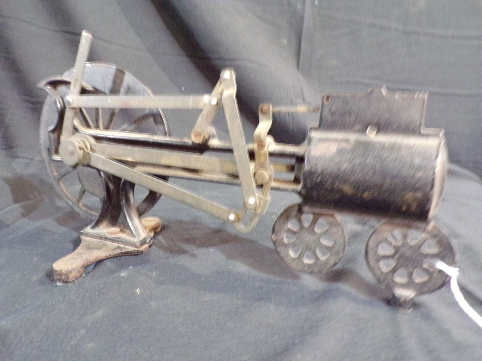 Cast iron steam engine cutaway (1 of 4)