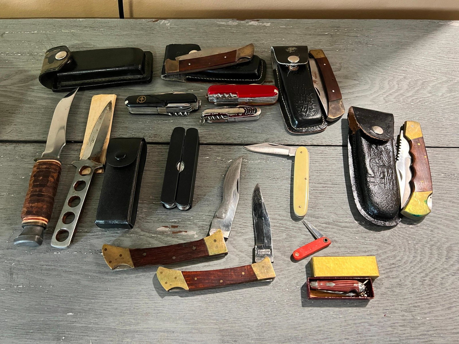 Assorted knife lot, belt pouches, straight knives and folders (1 of 8)