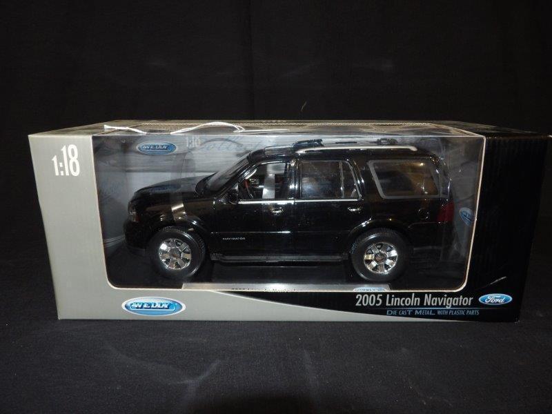 Welly 2005 Ford Lincoln Navigator on Base (1 of 4)