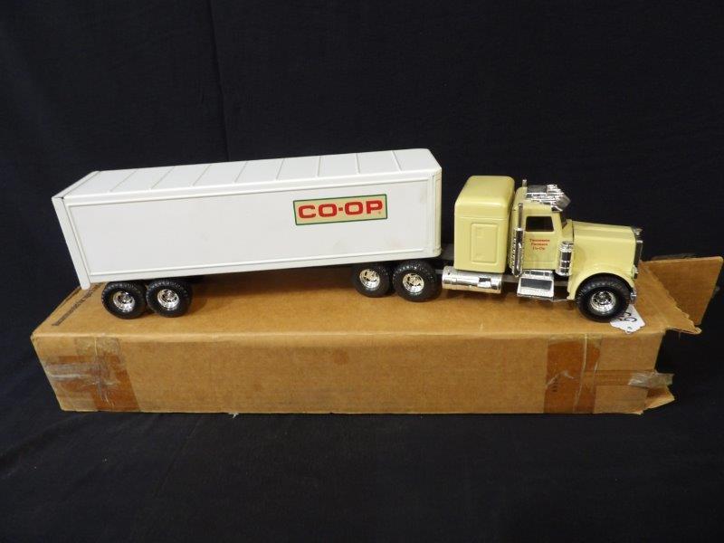 Ertl Tennessee Farmers Co-Op Advertising Tractor Trailer (1 of 5)