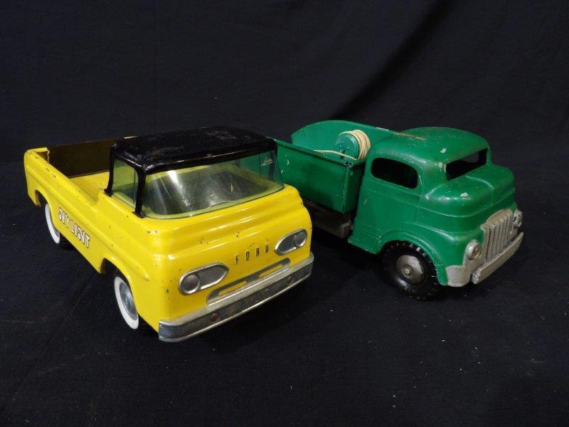 Lot of 2 Vintage Pressed Steel Toy Trucks-Nylint & Structo (1 of 9)