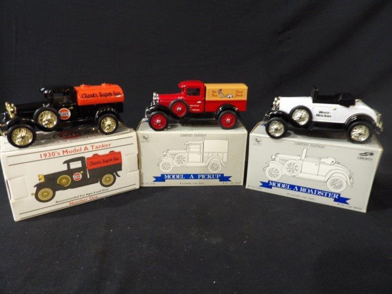 Lot of 3 Spec-Cast Advertising Replica Locking Coin Banks-Clark, Dead Stock Removal & White New Idea (1 of 4)