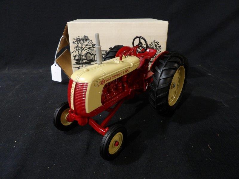 Ertl Cockshutt 50 Deluxe Wide Front National Farm Toy Museum Tractor (1 of 6)