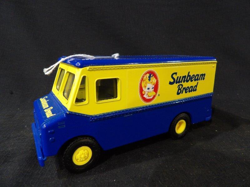 Ertl Sunbeam Bread Advertising Locking Coin Bank Delivery Van Replica w/ Key (1 of 4)