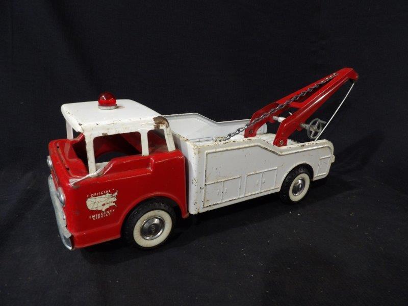 Vintage Nylint Official Emergency Service Wrecker Truck (1 of 6)