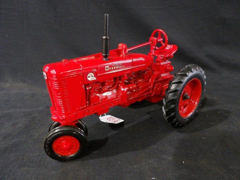 Vintage Ertl Farmall Super M Narrow Front Tractor (1 of 5)