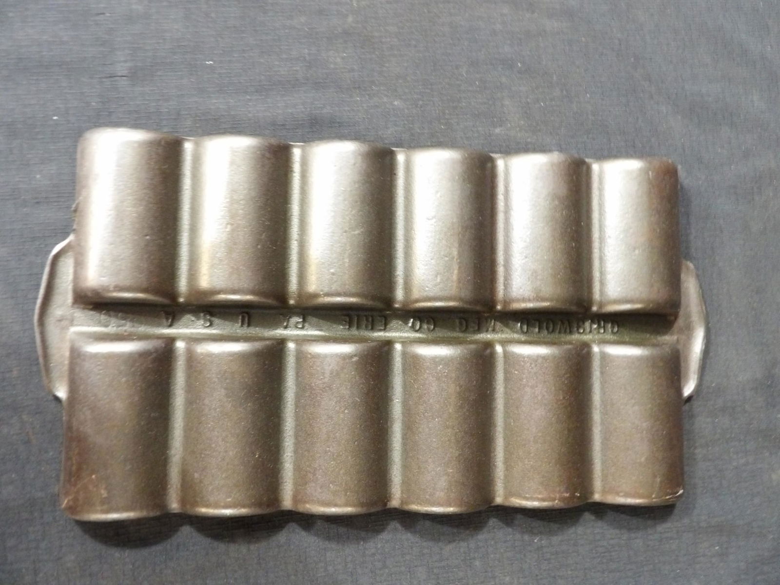 Griswold #11 cornbread pan (1 of 3)