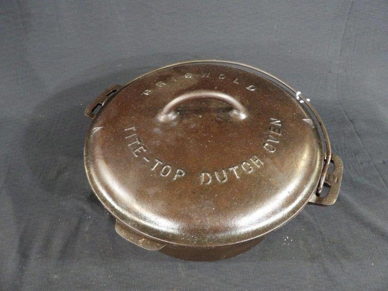 Griswold No. 9 Dutch Oven with lid and trivet: Good clean interior! Tite-Top lid with large logo.