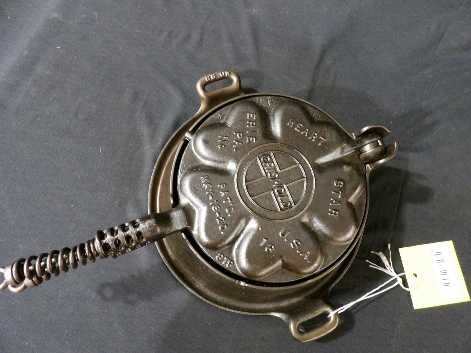 Outstanding Griswold #18 Heart & Star waffle iron (1 of 5)