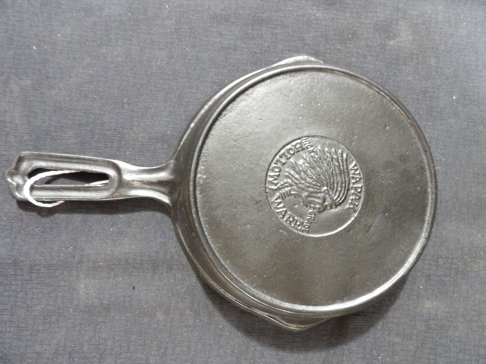 Wapak Indian Head #3 cast iron skillet (1 of 4)