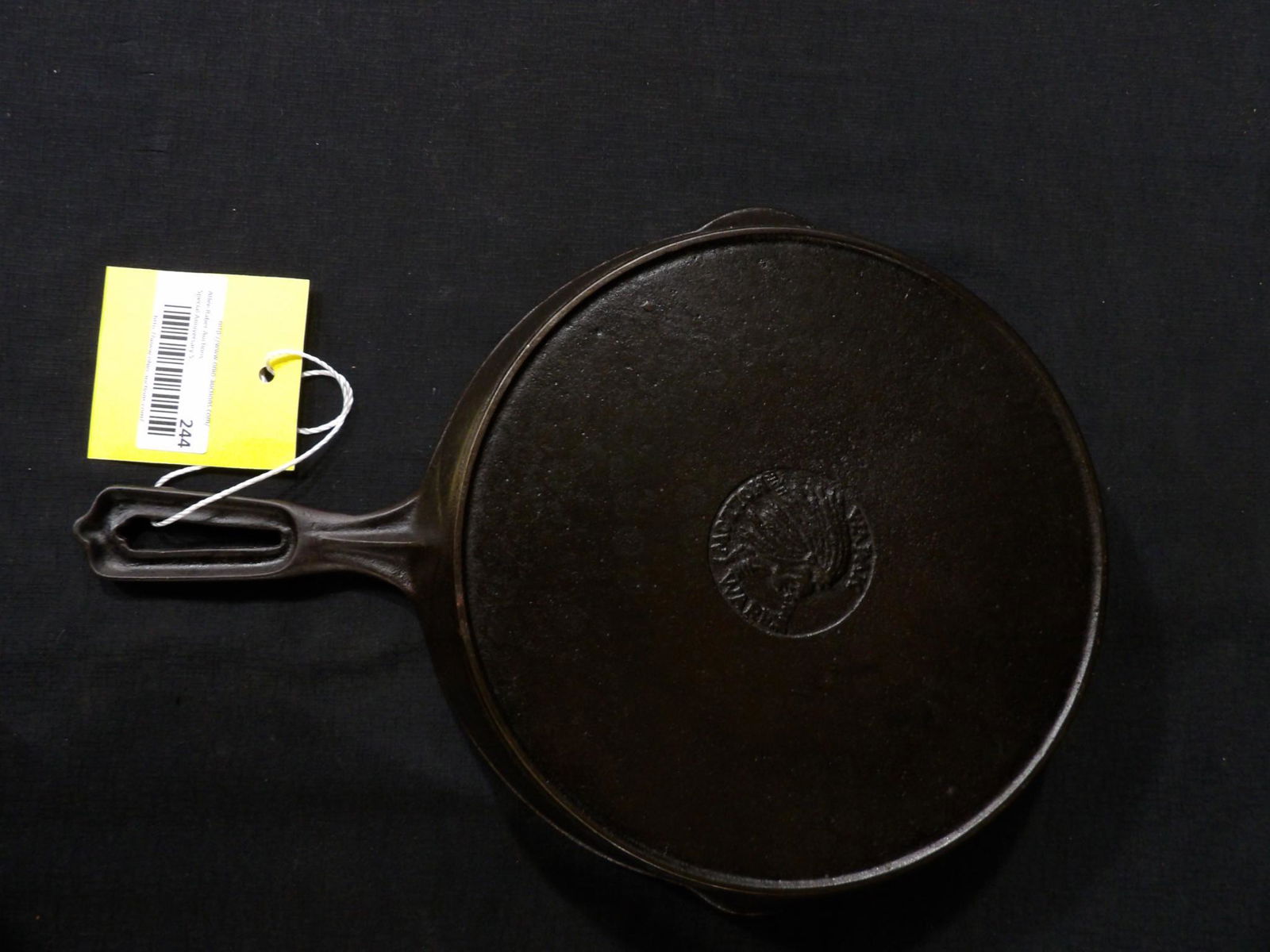 Wapak Indian Head #8 cast iron skillet (1 of 5)