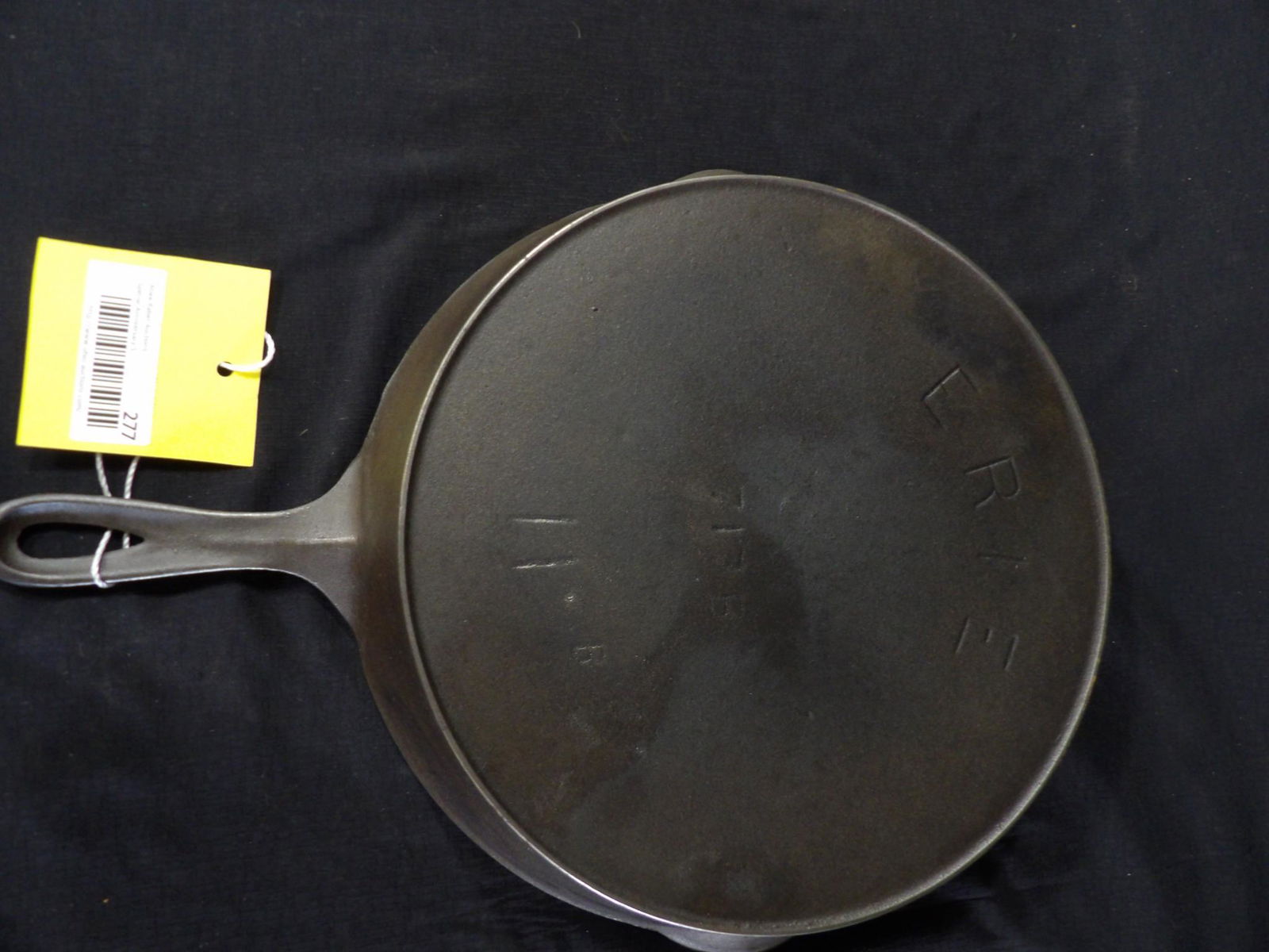 Griswold Erie #11 717 B cast iron skillet (1 of 4)