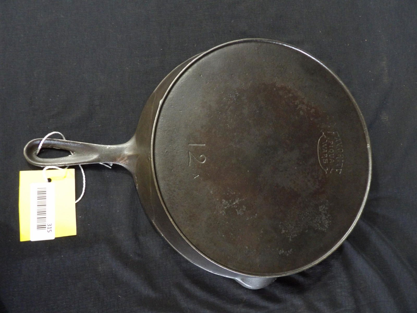 Favorite Piqua Ware #12A cast iron skillet (1 of 5)