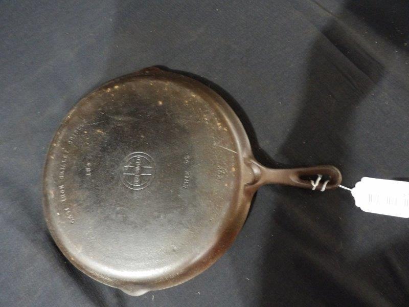 Griswold #109 cast iron skillet griddle (1 of 3)