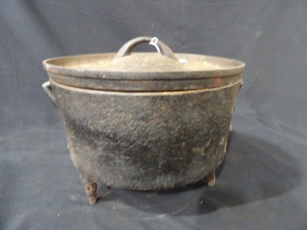 3 legged Cast iron pot with lid (1 of 8)