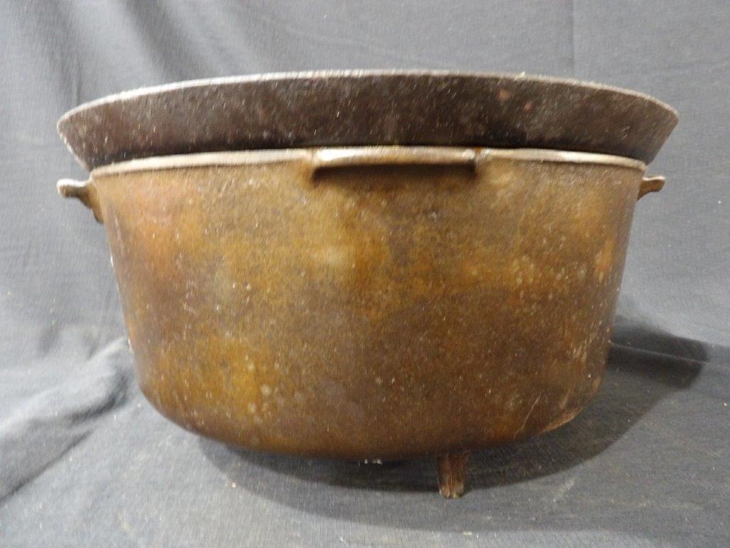 Griswold Wagner Ware 3 Footed Tite-Top Cast Iron Dutch Oven No. 10 w/ Lid Pat. March 16, 1920 (1 of 10)