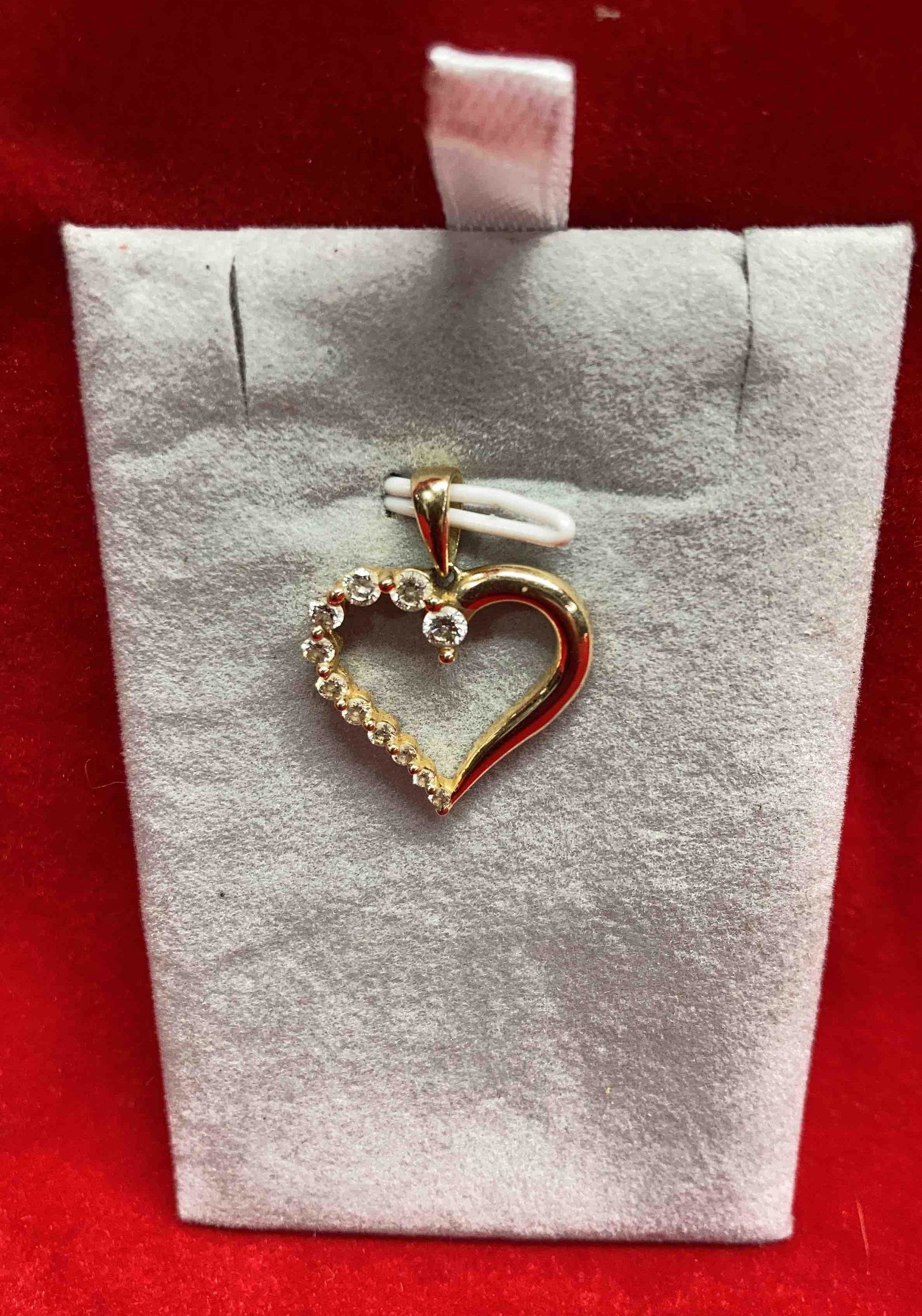 10K YELLOW GOLD HEART PENDANT W/ DIAMONDS: 11 GRADUATED DIAMONDS