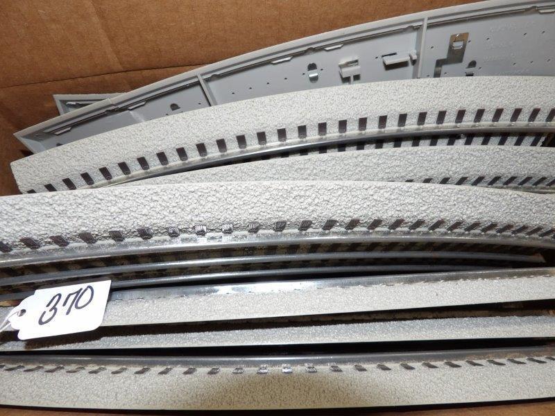 LIONEL LOT OF 0-48 FULL CURVE FASTRACK (1 of 4)