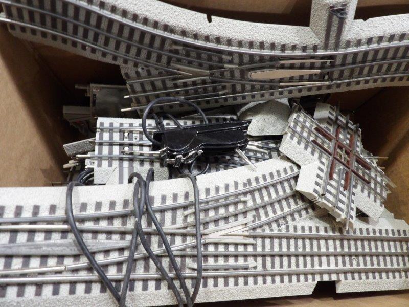 LIONEL LOT OF FASTRACK INCLUDING CROSSING, SWITCHES, BUMPERS, ISOLATORS, TRACK AND MORE (1 of 6)