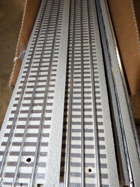 LIONEL LOT OF FASTRACK 3 RAIL TRACK (1 of 2)