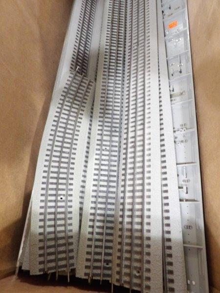 LIONEL LARGE LOT OF FASTRACK STRAIGHT AND CURVED TRACK (1 of 5)