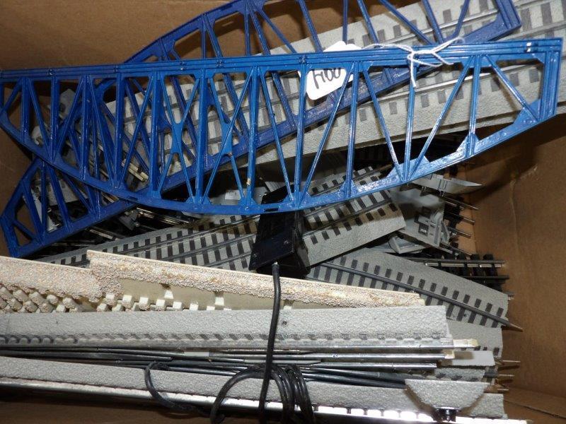 LIONEL LOT OF FASTRACK AND REMOTE SWITCH CONTROLLER, REMOTE SWITCHES, BRIDGE AND MORE (1 of 4)
