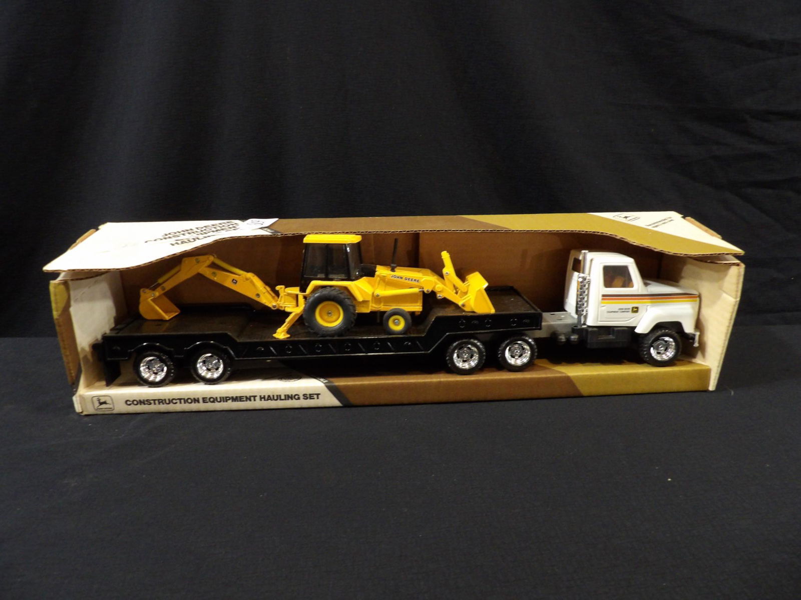 ERTL JOHN DEERE CONSTRUCTION EQUIPMENT HAULING SET/ TRUCK, LOWBOY TRAILER AND DOZER: NIB 20" L