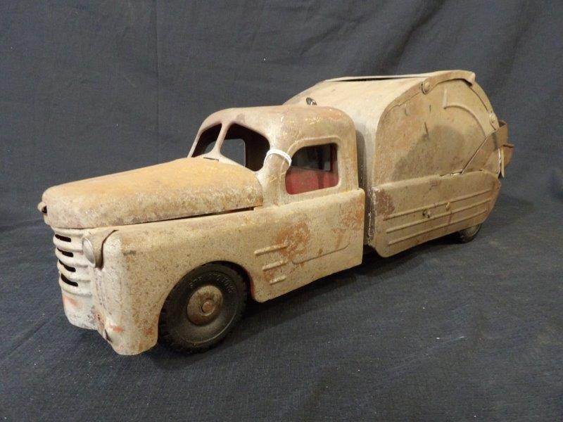 Vintage Structo Utility "Garbage" Truck (1 of 7)