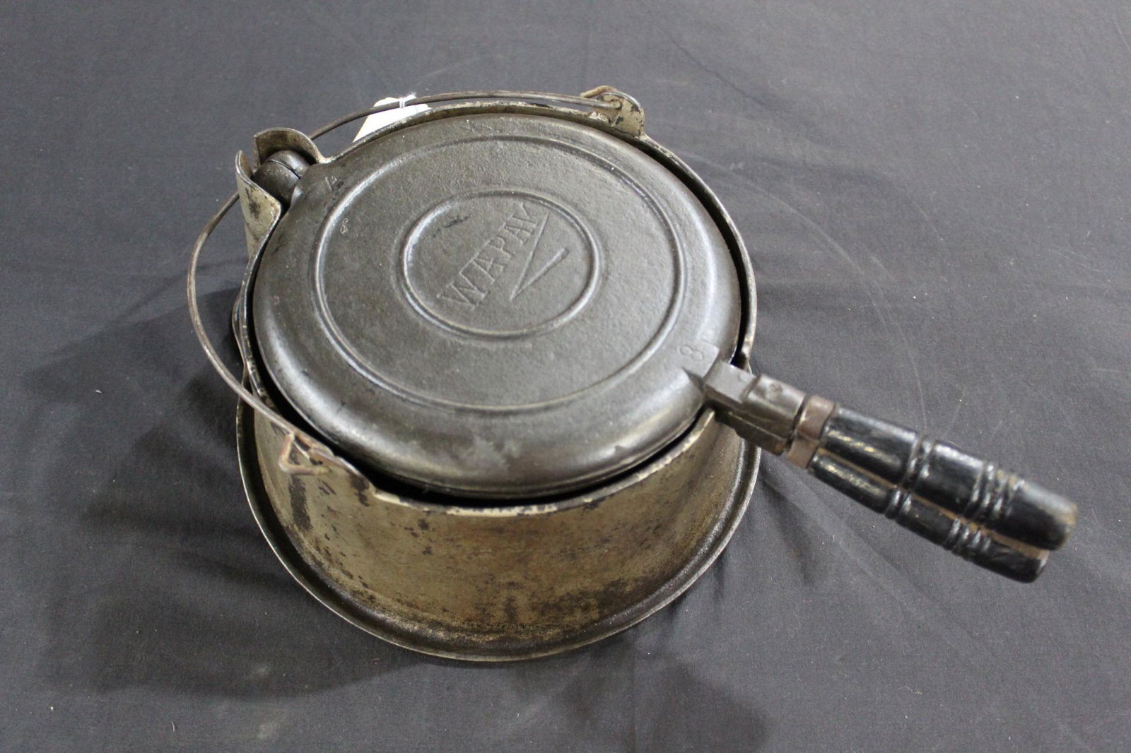 Wapak cast iron Waffle iron: Shows Minor wear to exterior but interior is nice and clean.